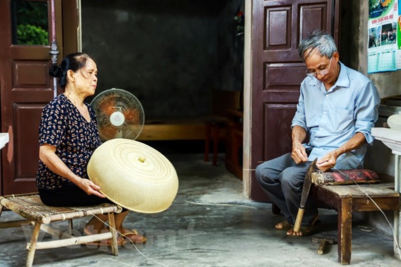Về làng nghề mây tre đan Phú Vinh gặp gỡ đôi vợ chồng tạo ra những chiếc lồng bàn tinh xảo, độc đáo