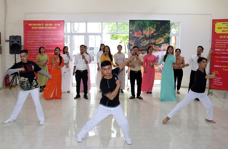 Chương Mỹ: Tổng duyệt Chương trình tham gia Hội thi Tuyên truyền lưu động thành phố Hà Nội lần thứ XV; Nam Phương Tiến tổ chức tập huấn “Văn hoá công sở, kỹ năng giao tiếp và đạo đức công vụ”