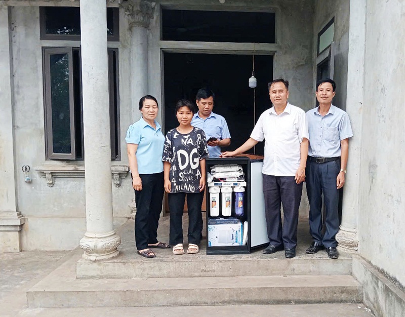 Xã Tân Tiến tặng quà các hộ có hoàn cảnh khó khăn
